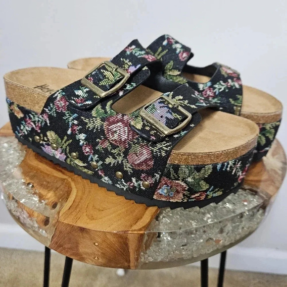 New! Corkys Black Brocade Floral Platform Flatform Sandals - Picture 1 of 3